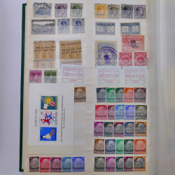 Lot de timbres d'Europe neufs et oblitérés en album.