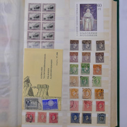 Lot de timbres d'Europe neufs et oblitérés en album.
