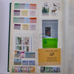 Lot de timbres d'Europe neufs et oblitérés en album.