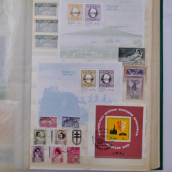Lot de timbres d'Europe neufs et oblitérés en album.