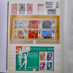 Lot de timbres d'Europe neufs et oblitérés en album.