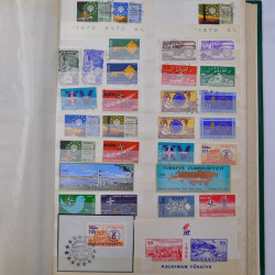 Lot de timbres d'Europe neufs et oblitérés en album.