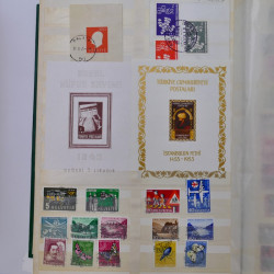 Lot de timbres d'Europe neufs et oblitérés en album.