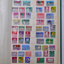 Lot de timbres d'Europe neufs et oblitérés en album.