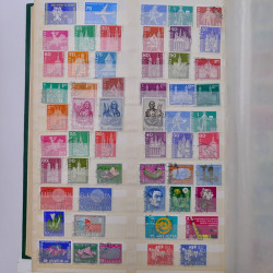 Lot de timbres d'Europe neufs et oblitérés en album.