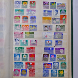 Lot de timbres d'Europe neufs et oblitérés en album.