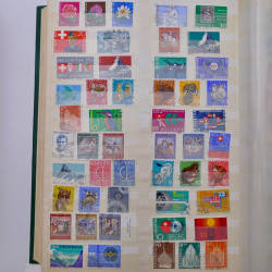 Lot de timbres d'Europe neufs et oblitérés en album.