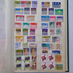 Lot de timbres d'Europe neufs et oblitérés en album.