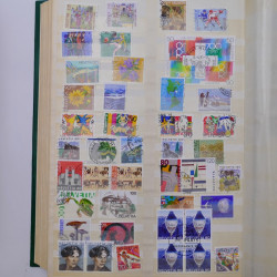 Lot de timbres d'Europe neufs et oblitérés en album.