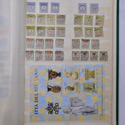 Lot de timbres d'Europe neufs et oblitérés en album.