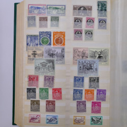 Lot de timbres d'Europe neufs et oblitérés en album.