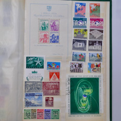Lot de timbres d'Europe neufs et oblitérés en album.