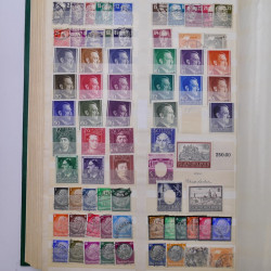 Lot de timbres d'Europe neufs et oblitérés en album.
