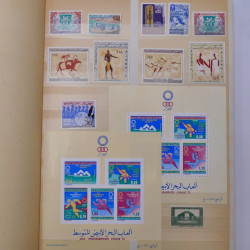 Lot de timbres du monde neufs et oblitérés en album