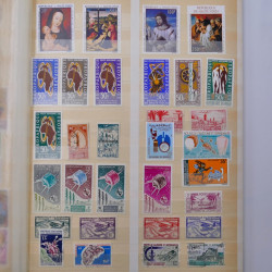 Lot de timbres du monde neufs et oblitérés en album