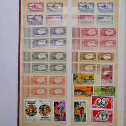 Lot de timbres du monde neufs et oblitérés en album