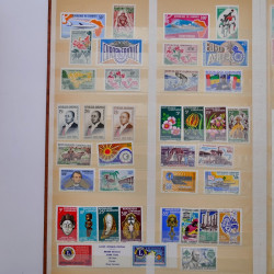 Lot de timbres du monde neufs et oblitérés en album