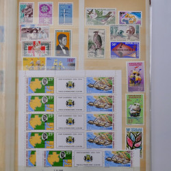 Lot de timbres du monde neufs et oblitérés en album