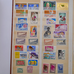 Lot de timbres du monde neufs et oblitérés en album