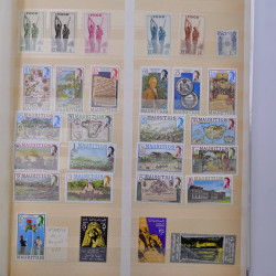 Lot de timbres du monde neufs et oblitérés en album