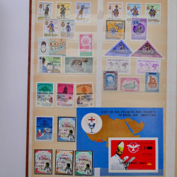 Lot de timbres du monde neufs et oblitérés en album
