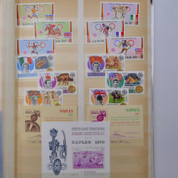 Lot de timbres du monde neufs et oblitérés en album