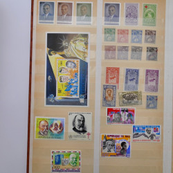 Lot de timbres du monde neufs et oblitérés en album