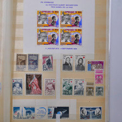 Lot de timbres du monde neufs et oblitérés en album