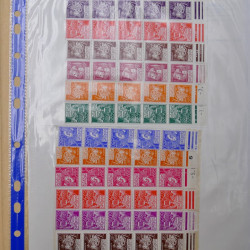 Lot de timbres du monde neufs et oblitérés en album