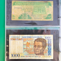 Lot de 50 billets de banque anciens du monde en album.