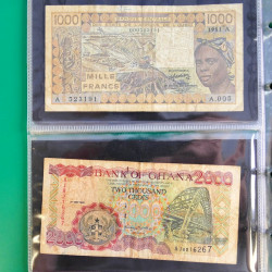 Lot de 50 billets de banque anciens du monde en album.