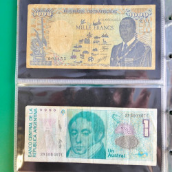 Lot de 50 billets de banque anciens du monde en album.