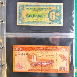 Lot de 50 billets de banque anciens du monde en album.