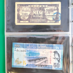 Lot de 50 billets de banque anciens du monde en album.