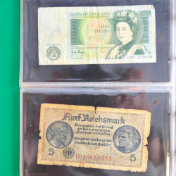 Lot de 50 billets de banque anciens du monde en album.