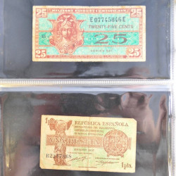 Lot de 50 billets de banque anciens du monde en album.