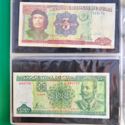 Lot de 50 billets de banque anciens du monde en album.