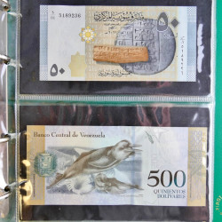 Lot de 50 billets de banque anciens du monde en album.