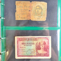 Lot de 50 billets de banque anciens du monde en album.