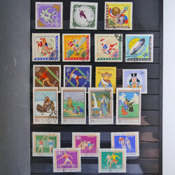 Vrac philatélique de timbres du monde en un carton.