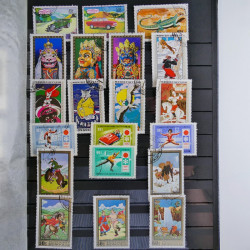 Vrac philatélique de timbres du monde en un carton.