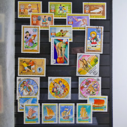 Vrac philatélique de timbres du monde en un carton.