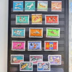 Vrac philatélique de timbres du monde en un carton.