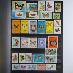 Vrac philatélique de timbres du monde en un carton.