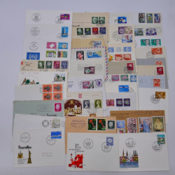 Vrac philatélique de timbres du monde en un carton.