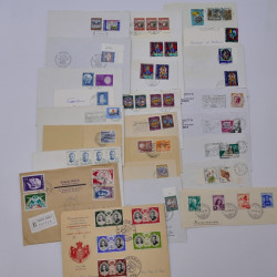 Vrac philatélique de timbres du monde en un carton.