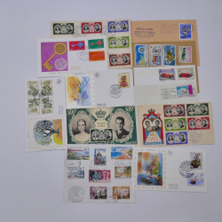Vrac philatélique de timbres du monde en un carton.