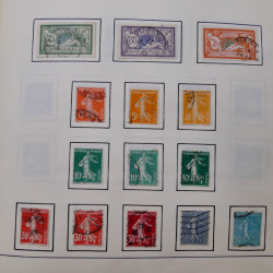 Collection timbres du monde classique neufs et oblitérés en un album.