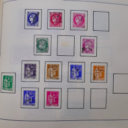 Collection timbres du monde classique neufs et oblitérés en un album.