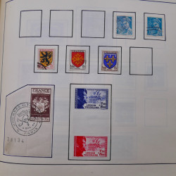 Collection timbres du monde classique neufs et oblitérés en un album.